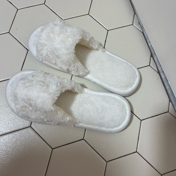 White slippers - Picture 2 of 2